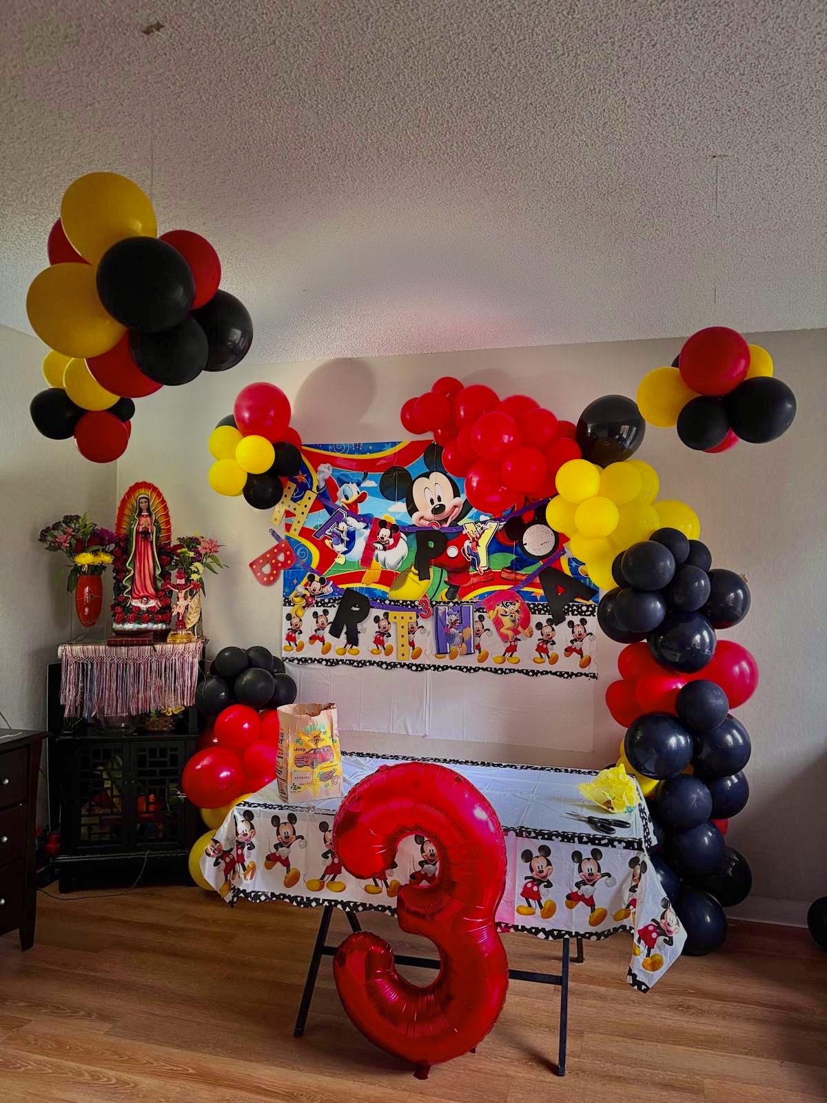 Mickey Mouse birthday balloon setup
